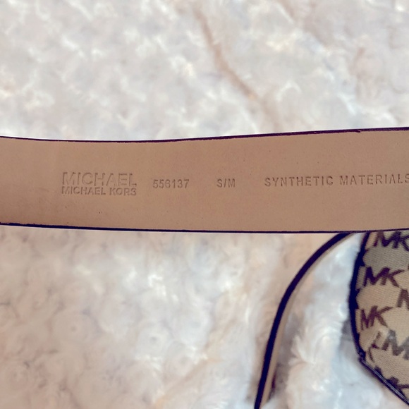 NEW | MK belt bag. Gold hardware. Size S/M. Zip closure. Inside slip pocket. - Picture 5 of 8